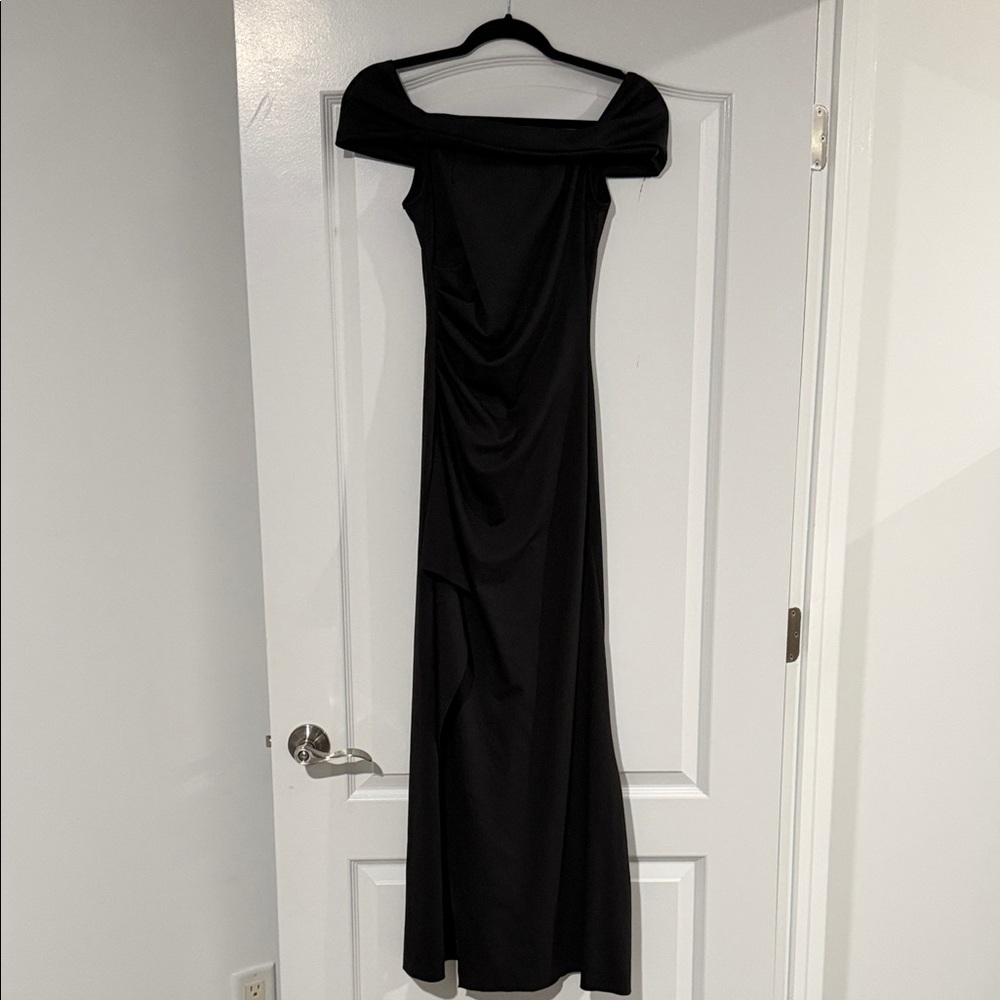 Minimalist Black One-Shoulder Evening Dress